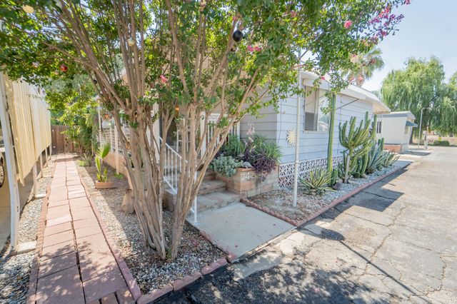 2120 S Santa Fe Avenue J04, Visalia, CA 93292