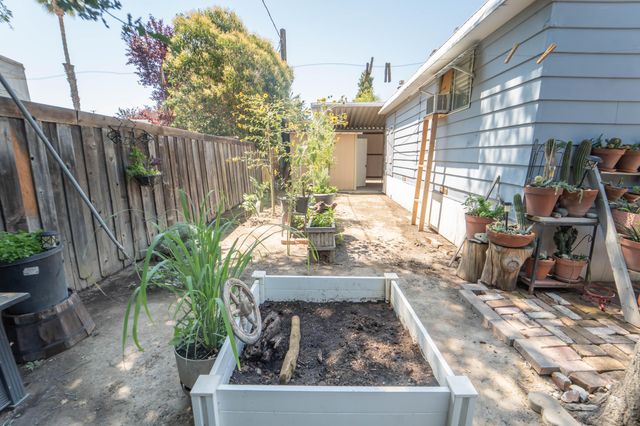 2120 S Santa Fe Avenue J04, Visalia, CA 93292