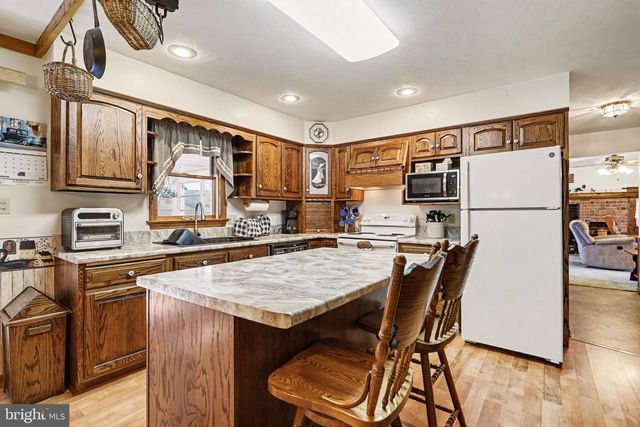 11 NARROW RD, Hanover, PA 17331