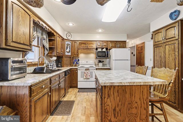 11 NARROW RD, Hanover, PA 17331