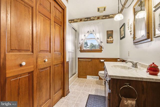 11 NARROW RD, Hanover, PA 17331