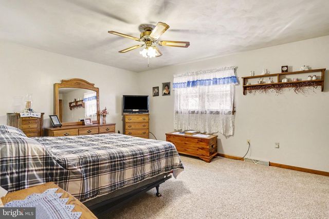 11 NARROW RD, Hanover, PA 17331