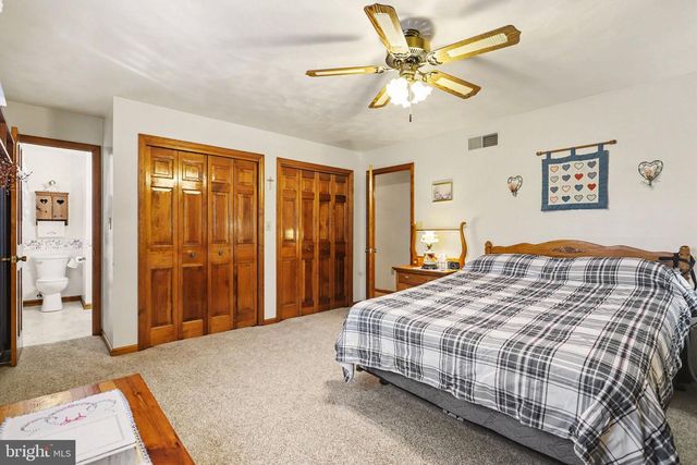 11 NARROW RD, Hanover, PA 17331