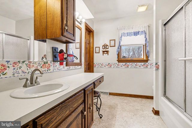 11 NARROW RD, Hanover, PA 17331