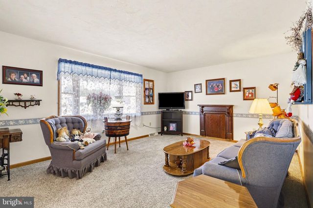 11 NARROW RD, Hanover, PA 17331