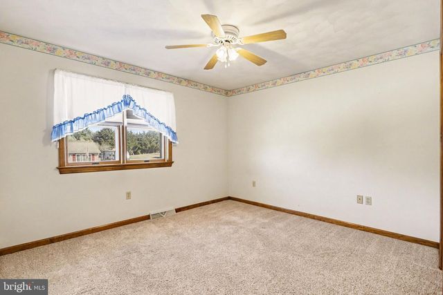 11 NARROW RD, Hanover, PA 17331