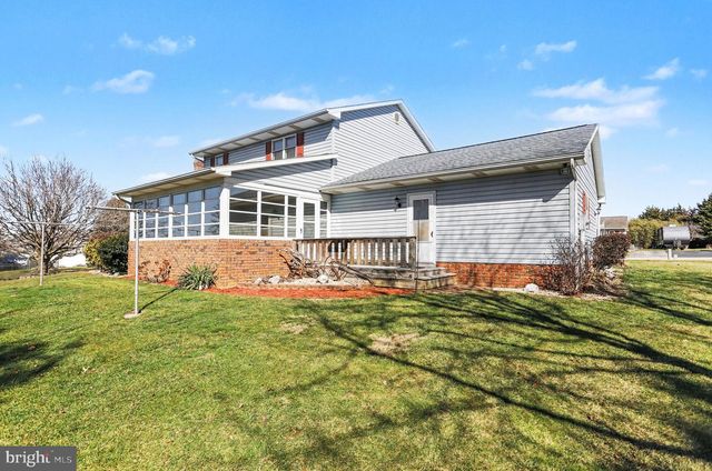 11 NARROW RD, Hanover, PA 17331