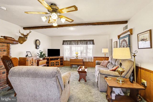 11 NARROW RD, Hanover, PA 17331