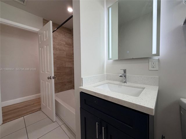 7571 Eaton St, Hollywood, FL 33024