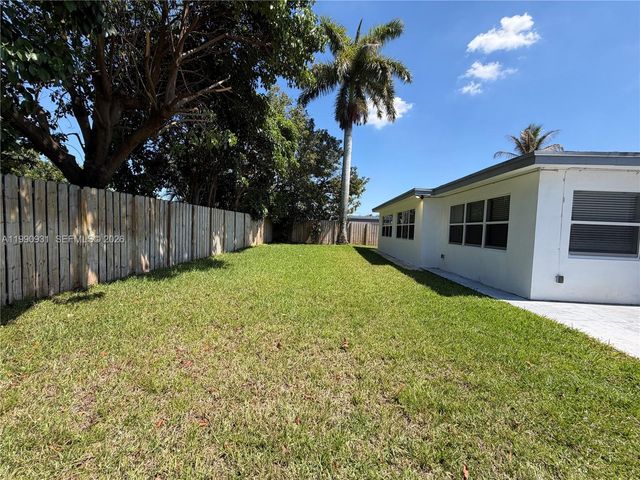 7571 Eaton St, Hollywood, FL 33024