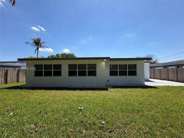 7571 Eaton St, Hollywood, FL 33024