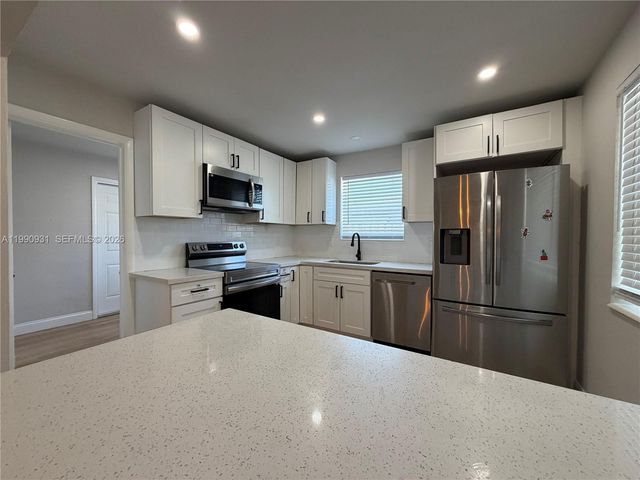 7571 Eaton St, Hollywood, FL 33024