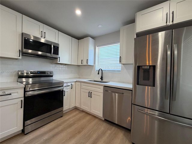 7571 Eaton St, Hollywood, FL 33024