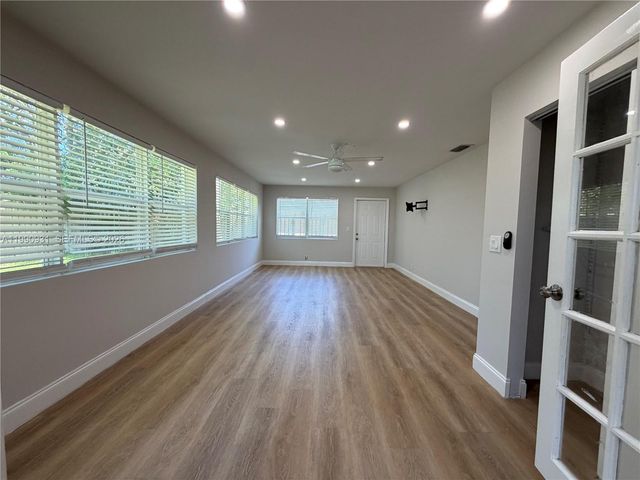 7571 Eaton St, Hollywood, FL 33024