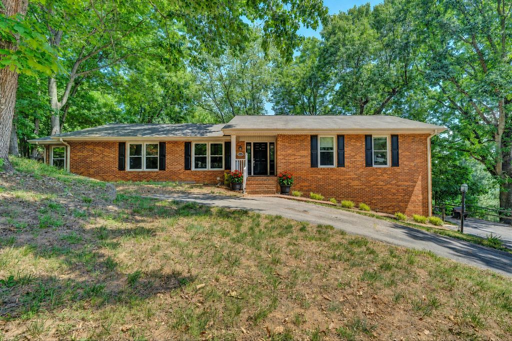 4189 Toddsbury DR, Vinton, VA 24179