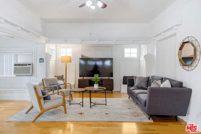 810 Gramercy Drive, Los Angeles, CA 90005