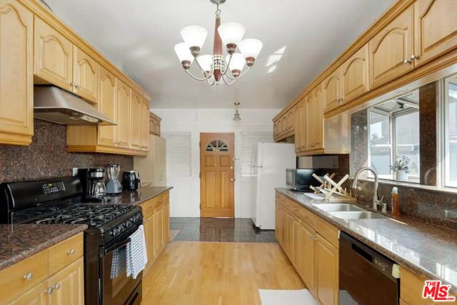 810 Gramercy Drive, Los Angeles, CA 90005