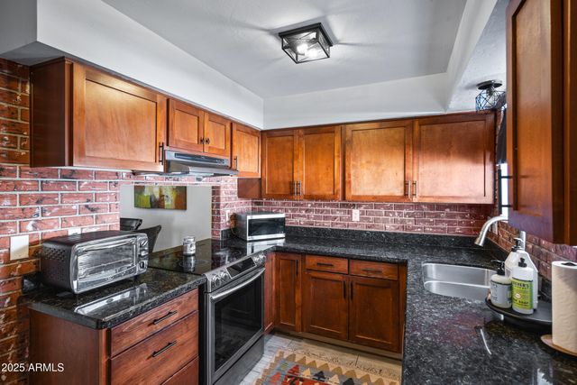 17827 N 9TH Avenue, Phoenix, AZ 85023