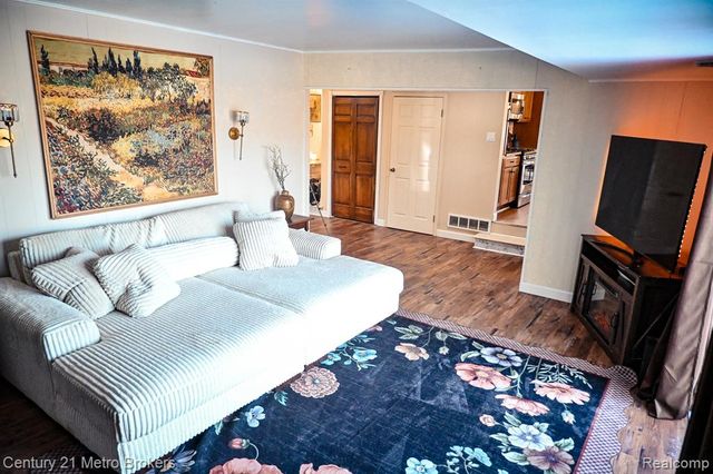 433 Dutch Mill Drive, Flushing, MI 48433