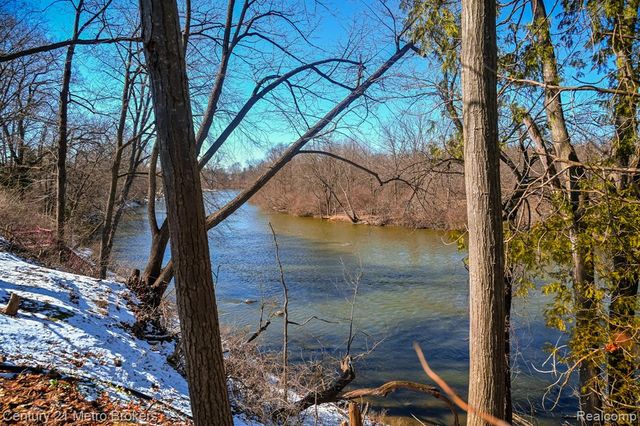 433 Dutch Mill Drive, Flushing, MI 48433