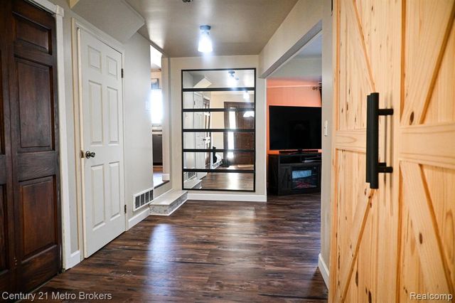 433 Dutch Mill Drive, Flushing, MI 48433