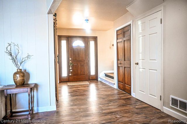 433 Dutch Mill Drive, Flushing, MI 48433