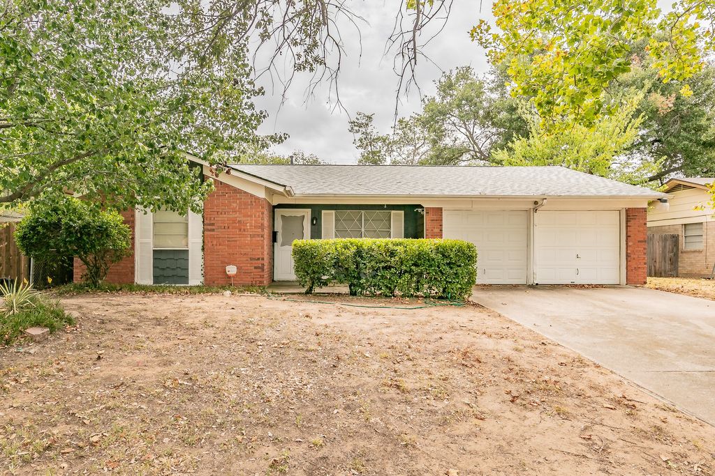 7412 Meadowcrest Drive, Fort Worth, TX 76112 — exterior
