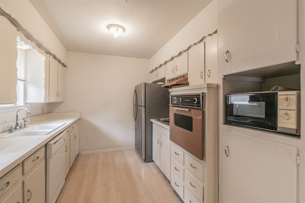 7412 Meadowcrest Drive, Fort Worth, TX 76112 — photo 5