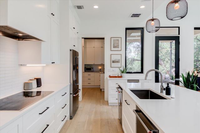 8009 Golden Oaks LN, Austin, TX 78737