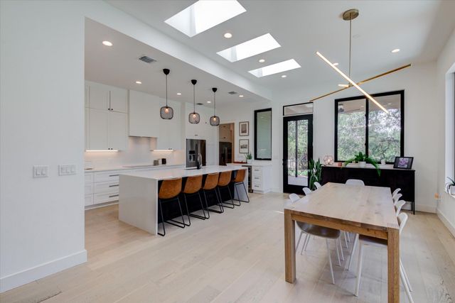8009 Golden Oaks LN, Austin, TX 78737