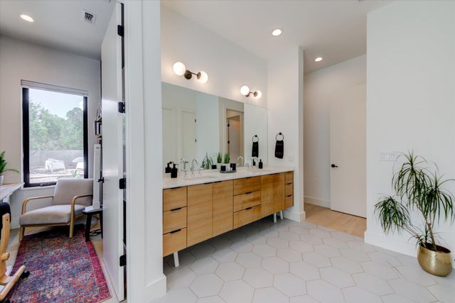 8009 Golden Oaks LN, Austin, TX 78737