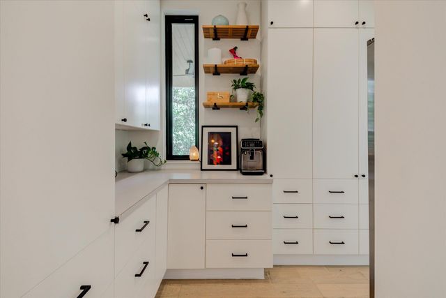 8009 Golden Oaks LN, Austin, TX 78737
