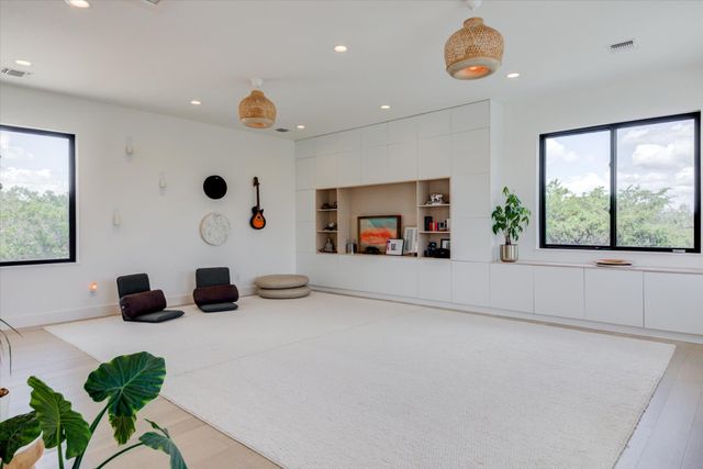8009 Golden Oaks LN, Austin, TX 78737