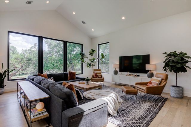 8009 Golden Oaks LN, Austin, TX 78737