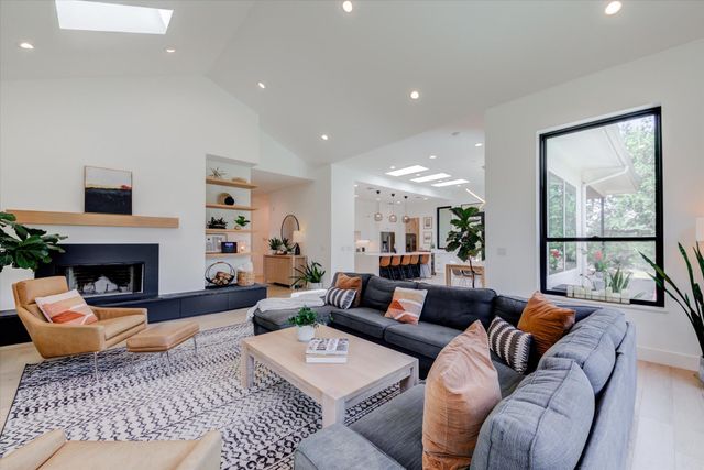 8009 Golden Oaks LN, Austin, TX 78737