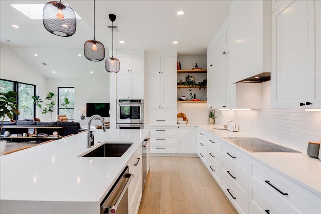 8009 Golden Oaks LN, Austin, TX 78737