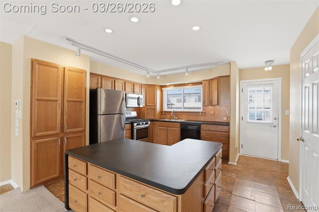 28332 Universal Drive 148, Warren, MI 48092