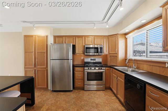 28332 Universal Drive 148, Warren, MI 48092