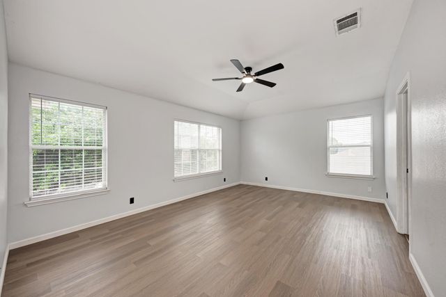 125 Holland ST, Hutto, TX 78634