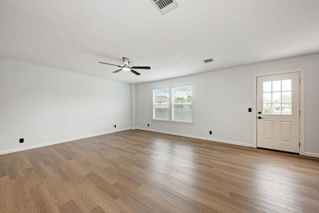125 Holland ST, Hutto, TX 78634