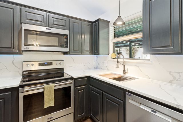 609 Henderson Street, Joshua, TX 76058
