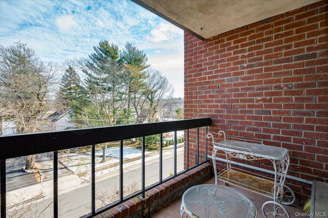 20 Gilchrest Road 3D, Great Neck, NY 11021