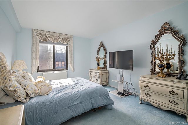 20 Gilchrest Road 3D, Great Neck, NY 11021