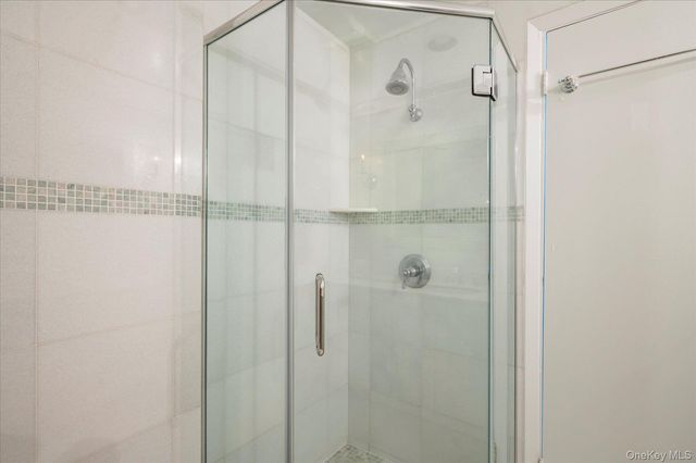 20 Gilchrest Road 3D, Great Neck, NY 11021