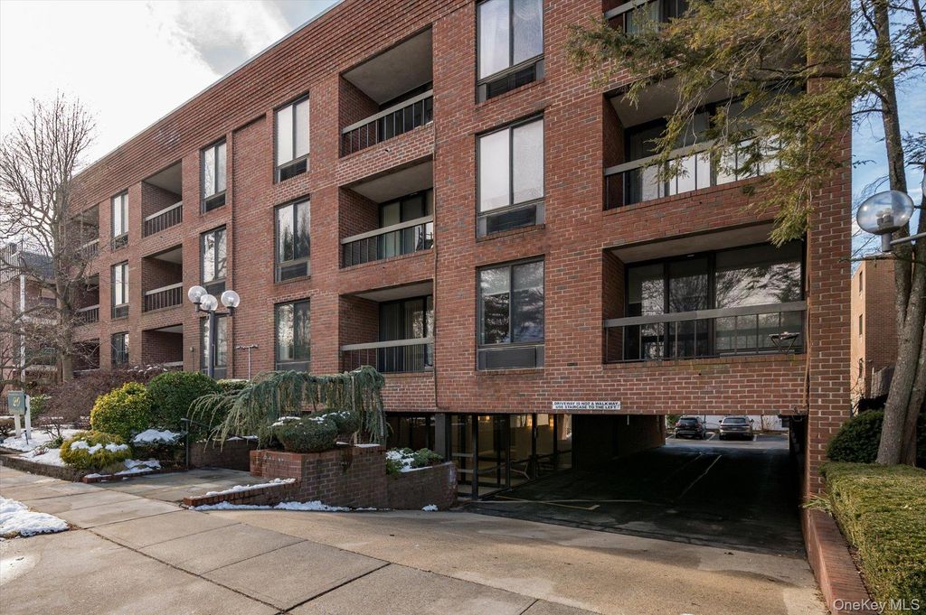 20 Gilchrest Road 3D, Great Neck, NY 11021