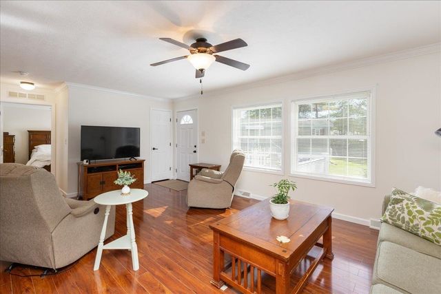 30 Eglin Boulevard, Londonderry, NH 03053