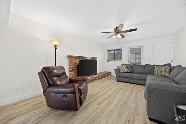 2600 Barrington Street 16, Bakersfield, CA 93309