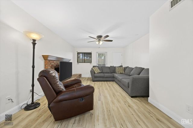 2600 Barrington Street 16, Bakersfield, CA 93309