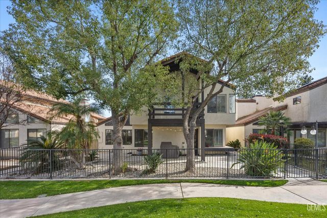 2600 Barrington Street 16, Bakersfield, CA 93309