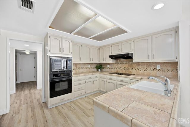 2600 Barrington Street 16, Bakersfield, CA 93309